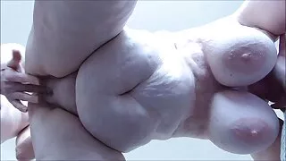 O fotógrafo cria uma mulher modesta para o vídeo de pornô as coroas sexo.