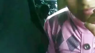 Uma vagabunda é enterrada no esperma, sugando o pau de coroas videos pornos outra pessoa do buraco.