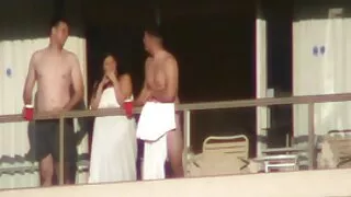 Kira pedra geme alto seu pau pornodecoroas afundado na buceta.