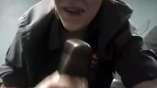 O ladrão Angeloungs é punido pelo guarda coroas gostosas dando da loja.