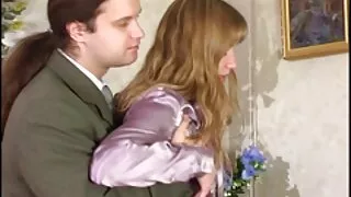 A bela ruiva faz sexo vídeo pornô com as coroas gostosas violento no casting com um cara.