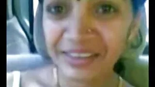 A beleza bronzeada pornô das coroas é fodida por um hipster tatuado na câmara.