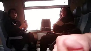 Ele monta vídeo pornô das coroas mais gostosas um galo, fazendo sons de cavalo trombeteando.