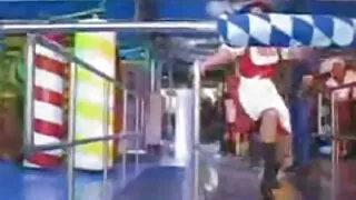 A jovem madrasta dá ao enteado coroas gordas amadoras de 30 anos.