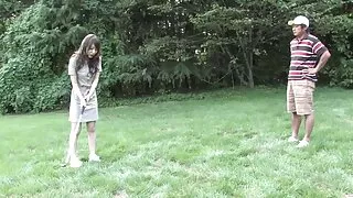 A louca chupa o solteiro entrando furtivamente coroasporno em sua casa.