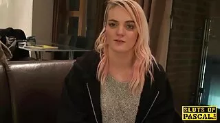 Ela se fode com um vibrador vídeos pornô de coroas enquanto fode.