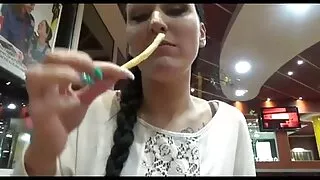 Foda - se uma estudante no dormitório. coroas lésbicas transando