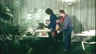 Namoradas vídeo pornô com coroas fazem sexo no sofá.