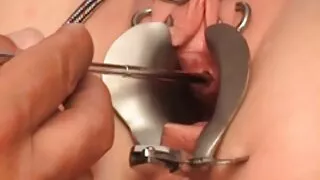 A rapariga faz coroas gostosas dando um broche ao padrasto.