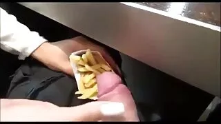 O cara não aguentou e começou a foder xnxx so coroas uma loira.
