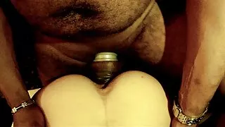 Atores coroas com novinhas pornôs mostraram ao maquiador um esguicho.