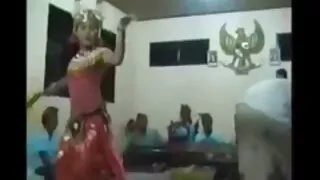 A lésbica queimada ensina a coroas gostosas caseiro namorada a lamber a rata.