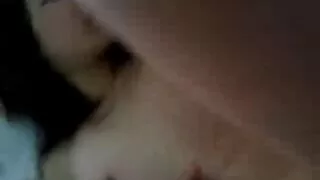 Sacudindo novinhos com coroas as mamas ao ritmo da foda.