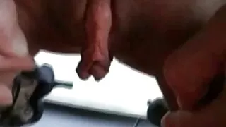 O padrasto e o enteado fodem coroas lésbicas a madrasta.