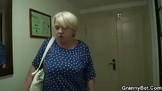 A guarda dos coroas transando em casa dois alevinos.
