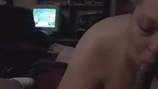 A russa fode com o amante na pornografia coroas cama.