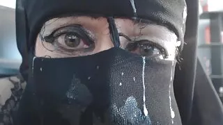 Mirei video amador de coroas massagens galo e aguarda a ejaculação.
