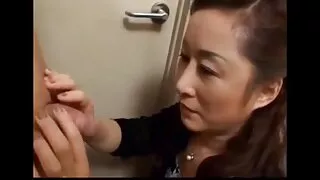 Duas bonecas brincam com o galo. pornodecoroa