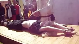 Harle King King terminou coroas e novinhos com um cara e leva o pau de Luck Fa Fae na boca.
