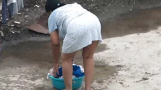 Rebecca enfia os dedos na buceta. sexo com coroas gordas