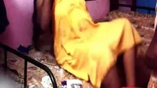Uma MILF de quarenta anos e uma pila castanha vídeo pornô com coroas na rata.