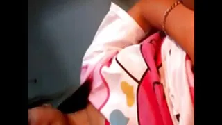 Menina fica com tesão e se masturba sua so coroas caseira buceta.