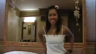 Menina de cabelos cacheados videos de coroas transando fode com garçom no banheiro do restaurante.