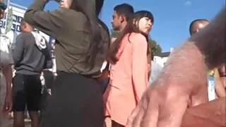 Ruiva coroas peituda chupa um homem.