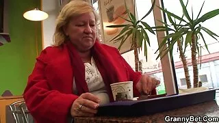 Nikki Nuttz fodida metendo com coroas ruiva.