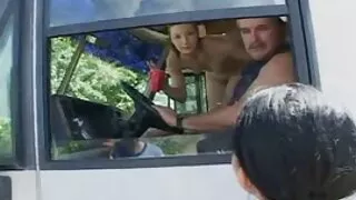 Uma mulher gorda se diverte com um grande anal velhas galo negro de um negro em vez de doces.