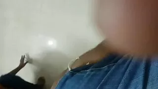 Lauren Phillips faz sexo comendo a coroas com um canalizador.